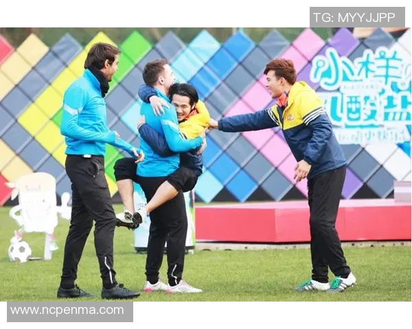 转笔技巧与足球明星的精彩瞬间交汇展现运动魅力与艺术之美